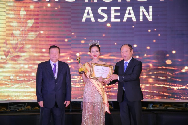 Golfer Miss U30 Phạm Bích Chi – Nữ HLV Yoga ở Cần Thơ  nhận vinh danh Bông Hồng Vàng Asean 2021