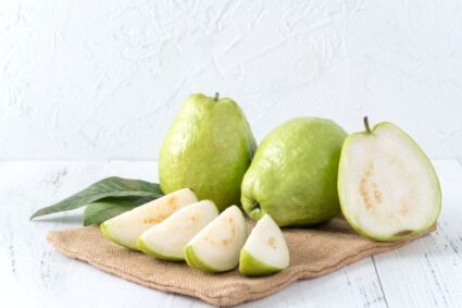 Vì sao ổi giàu vitamin hơn cam?