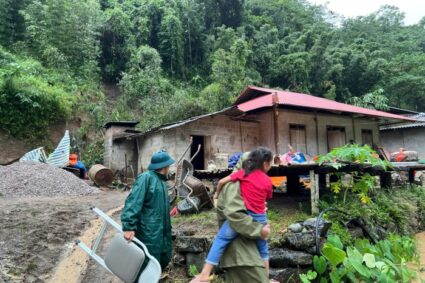 Thái Nguyên: Mưa lớn gây sạt lở, 2 ngôi nhà bị vùi lấp hoàn toàn