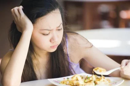 Bỏ bữa sáng và ăn khuya ảnh hưởng đến xương thế nào?