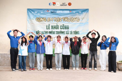 Các em nhỏ trong Lễ khởi công